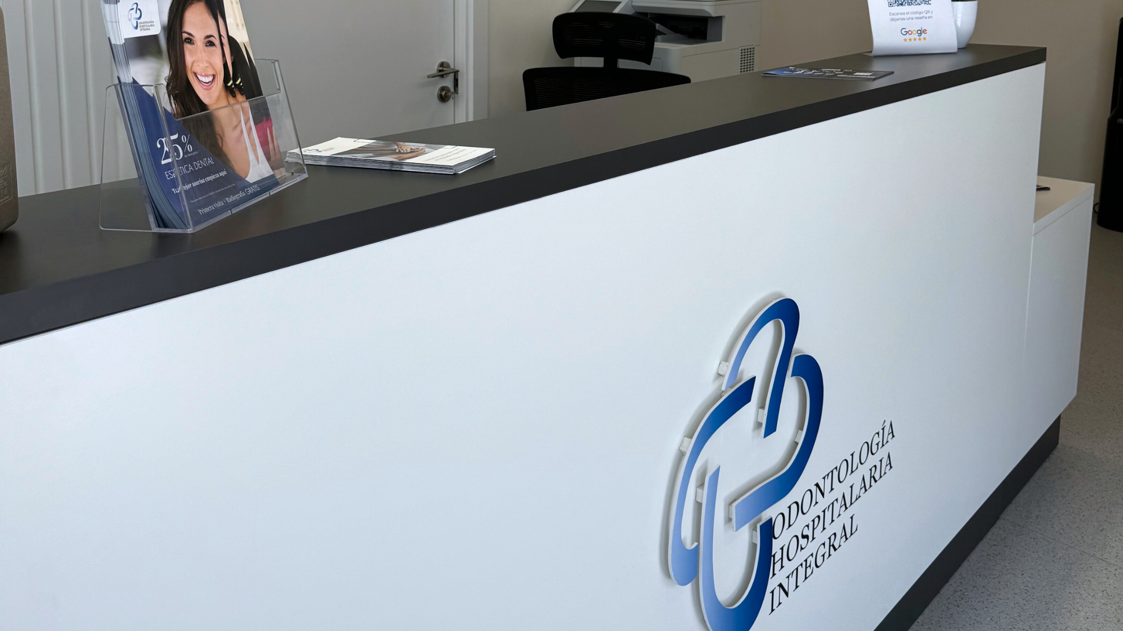 Mostrador con logo de Odontologia Hospitalaria Integral-OHI-