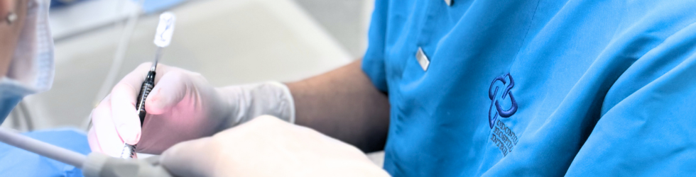 Odontólogo realizando un saneamiento dental preventivo a un paciente antes de iniciar quimioterapia