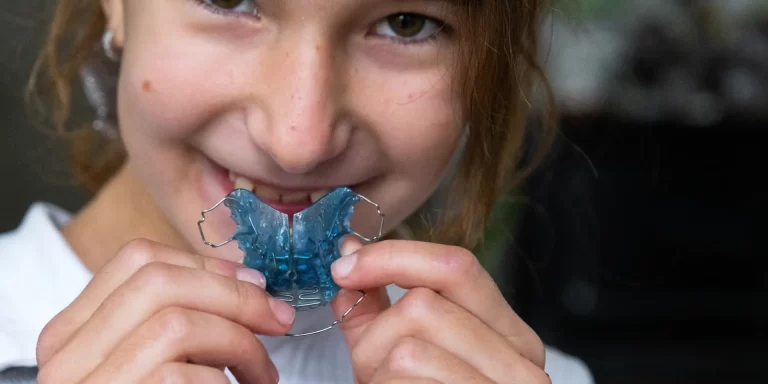 Mi hijo necesita ortodoncia: ¿A qué edad empezar y cuánto cuesta en Madrid?