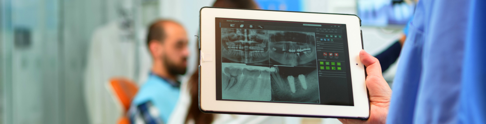 Odontólogo mostrando el Diseño de Sonrisa Digital a paciente en clínica dental OHI Madrid