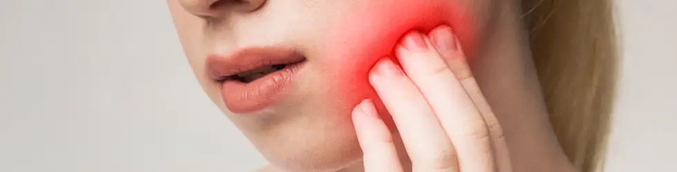 Mujer con inflamación en la mejilla por muela infectada en Madrid